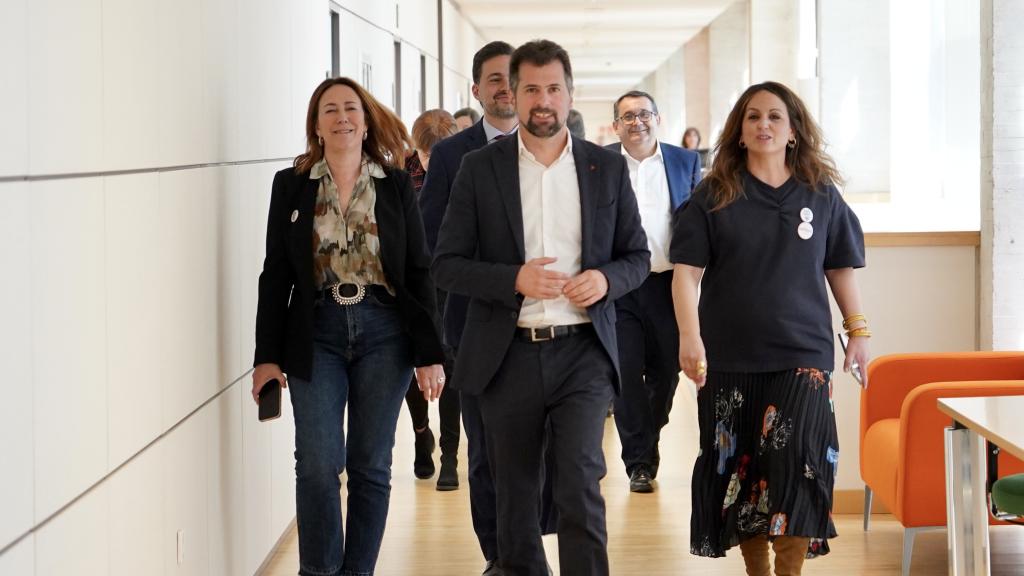 El secretario general del PSOE en Castilla y León, Luis Tudanca, comparece ante los medios para valorar la decisión del presidente del Gobierno