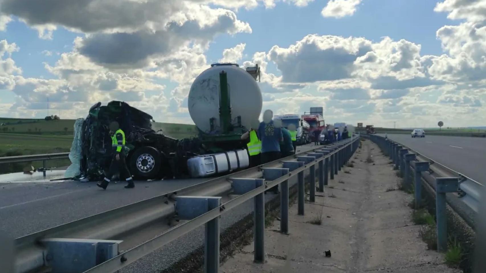 El vuelco de uno de los camiones tras chocar contra otro en la A-1