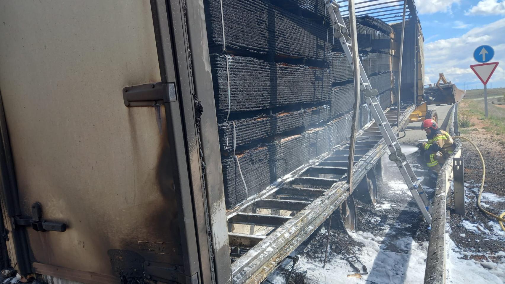 Los bomberos de la Diputación de Soria sofocan las llamas del camión en la A-15