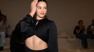 Esta es la combinación de prendas que ama Rosalía (y querrás copiar esta primavera)