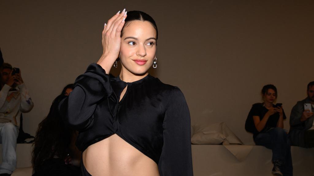 Esta es la combinación de prendas que ama Rosalía (y querrás copiar esta primavera)