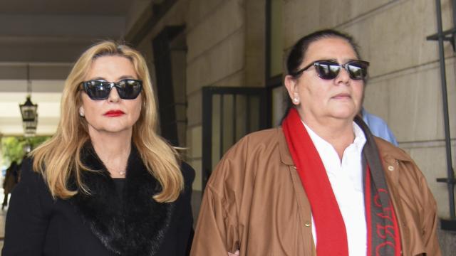 Inmaculada Casal y María del Monte durante su visita a los juzgados de Sevilla, el pasado 16 de febrero.