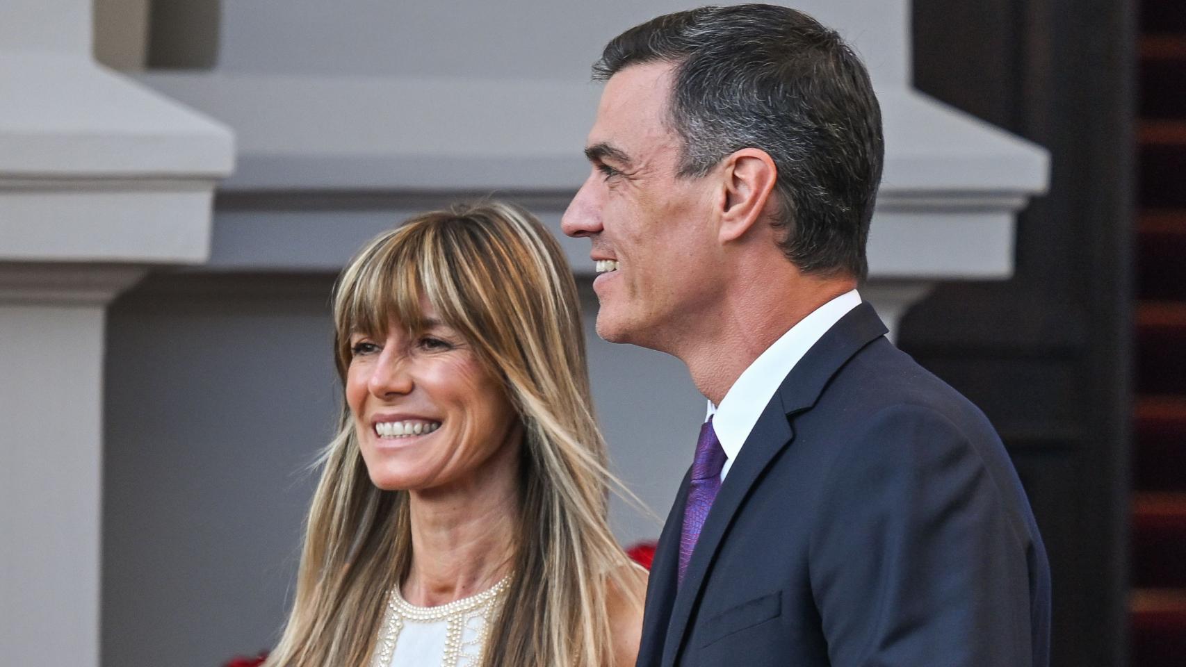 Pedro Sánchez y su esposa, Begoña Gómez, en julio de 2023 en Lituania.