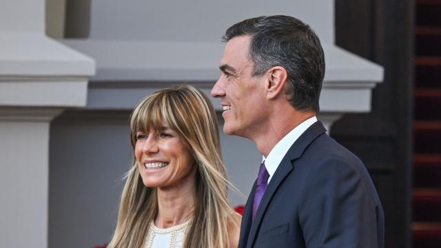 Pedro Sánchez y su esposa, Begoña Gómez, en julio de 2023 en Lituania.