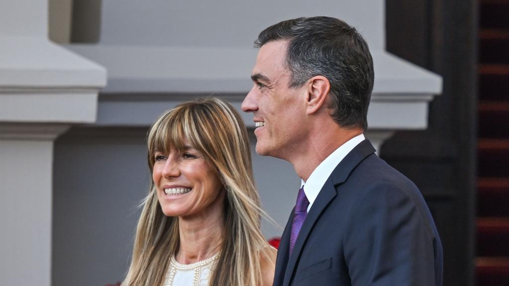 Pedro Sánchez y su esposa, Begoña Gómez, en julio de 2023 en Lituania.