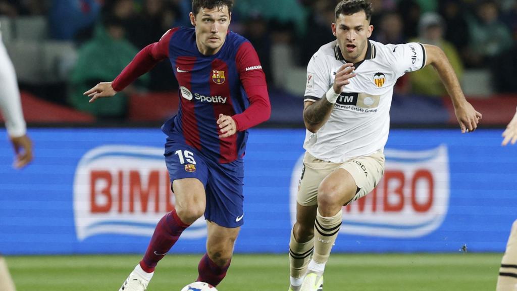 Hugo Duro pelea por un balón con Christensen.
