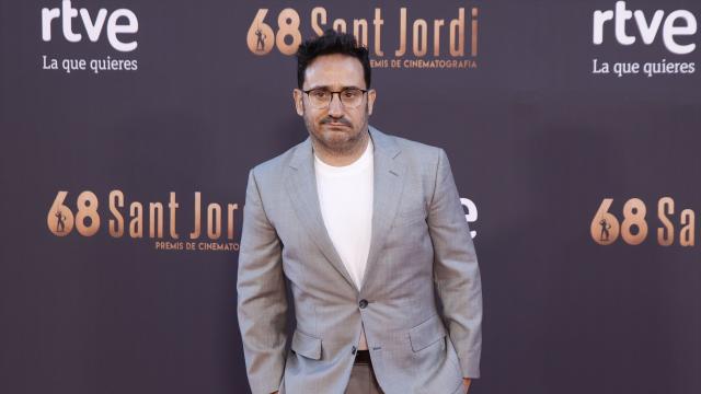 Juan Antonio Bayona posa durante el photocall de la 68ª edición de los premios RNE Sant Jordi de Cinematografía, a 24 de abril de 2024. Foto: Kike Rincón / Europa Press
