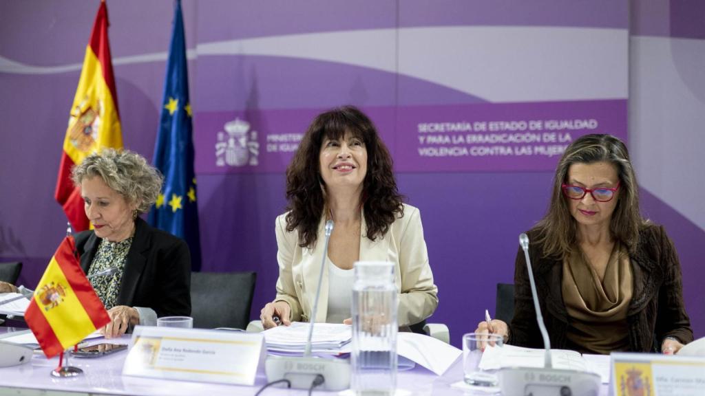 La secretaria de Estado para la Igualdad y la Erradicación de la Violencia, Aina Calvo; la ministra de Igualdad, Ana Redondo y la delegada del Gobierno contra la violencia de género del ministerio de Igualdad, Carmen Martínez. Foto: Europa Press.