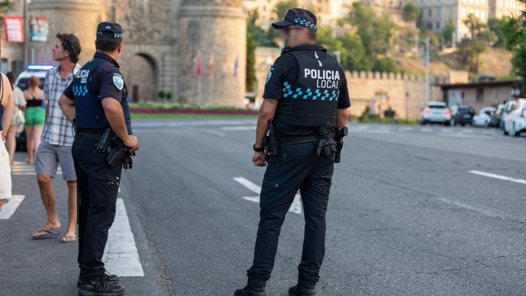 Dos agentes de la Policía Local de Toledo.