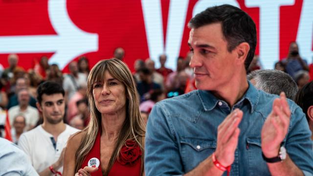 Pedro Sánchez y Begoña Gómez, durante el cierre de campaña electoral en julio de 2023.