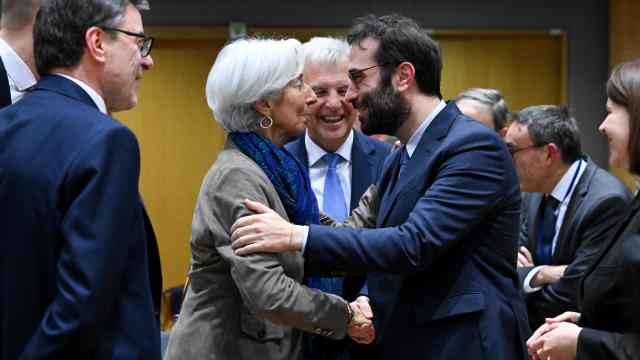 El ministro de Economía, Carlos Cuerpo, saluda a la presidenta del BCE, Christine Lagarde, durante una reunión del Eurogrupo