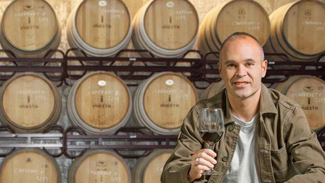 Andrés Iniesta en su bodega.