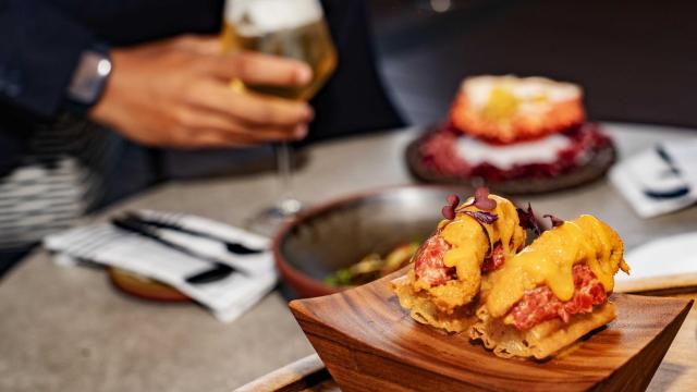 Porra y steak tartar, uno de los platos que se sirven en el Night Brunch del Club Financiero Génova.