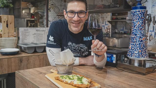 Maximiliano París en su puesto Mila&Co.