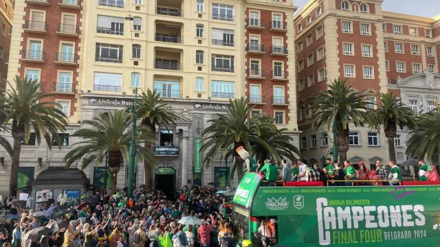 El autobús del Unicaja en la plaza de la Marina.