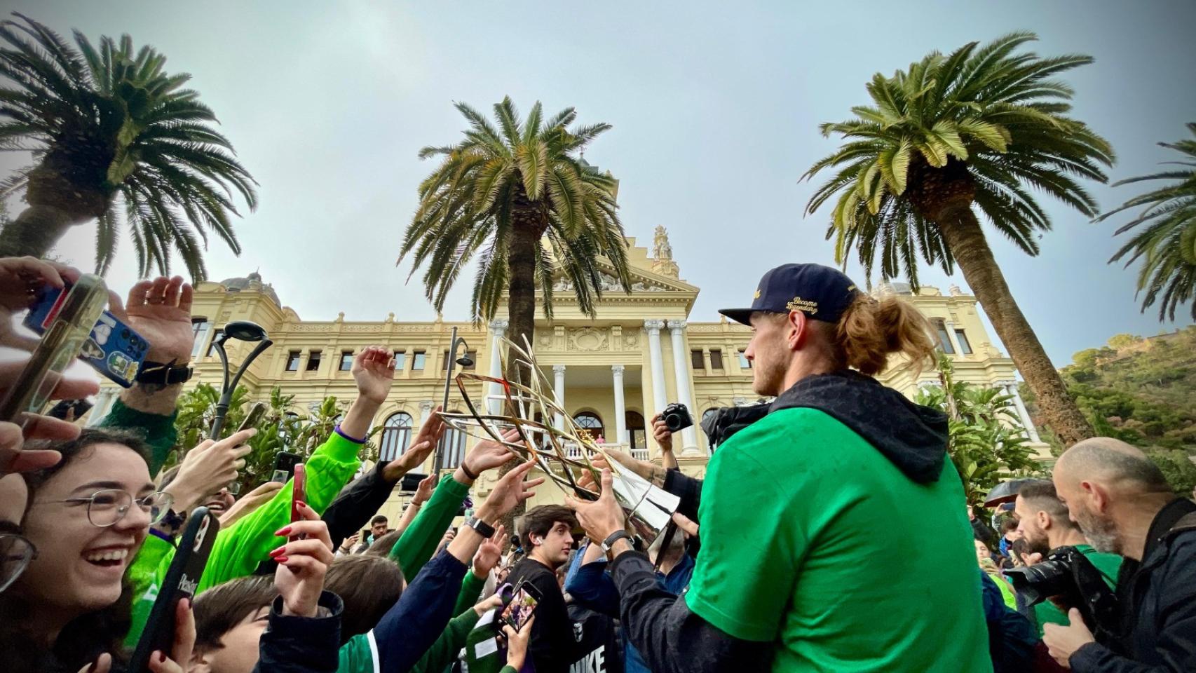 Una imagen de Osetkowski ofreciendo el trofeo.