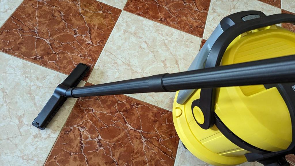 La Kärcher SE 4002 también trae accesorios para suelo duro