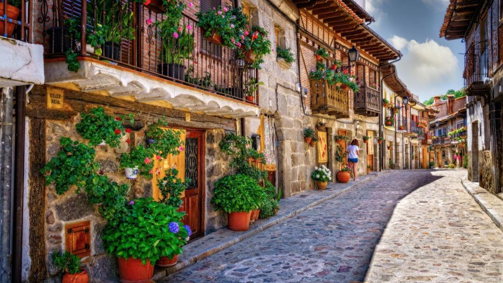 Una de las calles más bonitas de Cuevas del Valle, en Ávila.