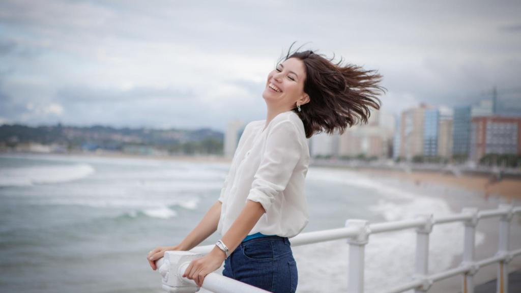 Mujer en el paseo de San Lorenzo en Asturias.