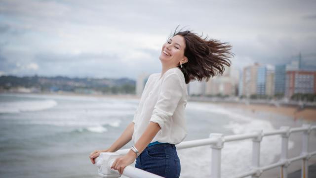 Mujer en el paseo de San Lorenzo en Asturias.