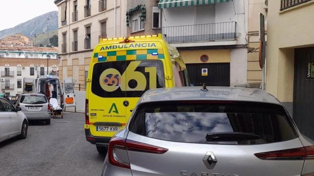 Ambulancias en la calle de la vivienda donde ha sido hallado muerto un niño de 6 años.