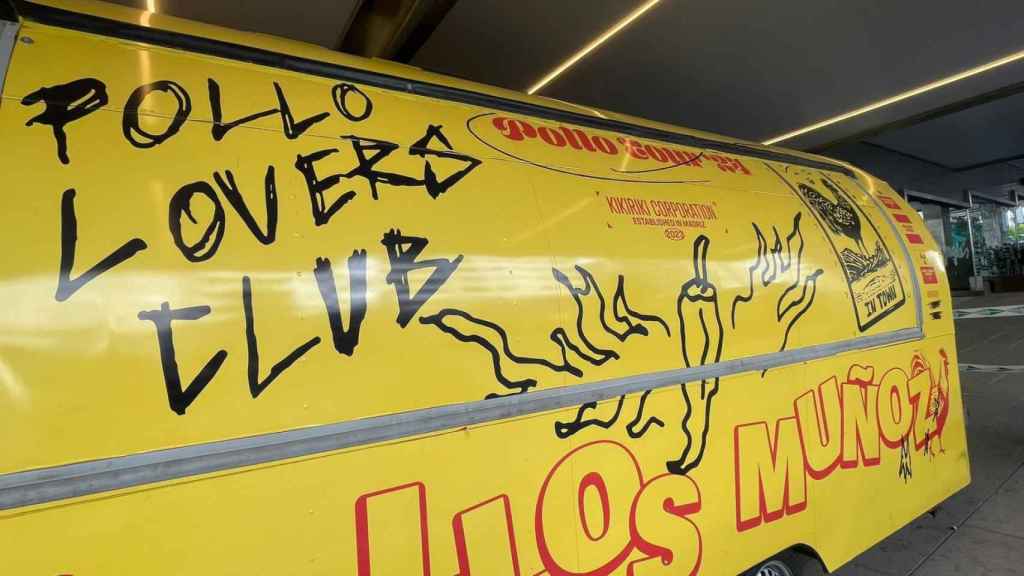 Pollos Muñoz, la food truck del chef Dabiz Muñoz en El Corte de Inglés de Vigo, en 2024