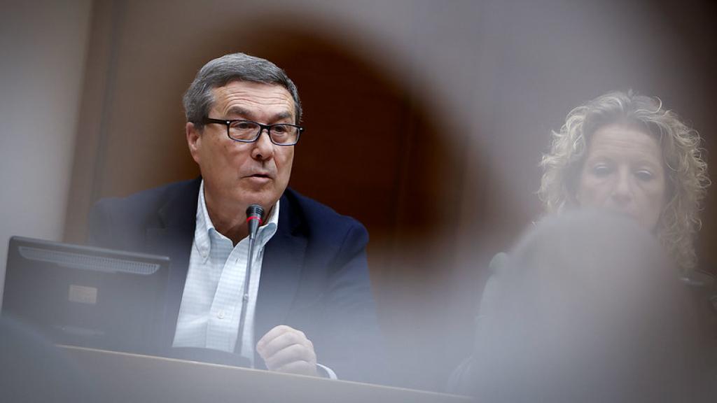 El conseller de Sanidad, Marciano Gómez, este lunes en las Cortes Valencianas