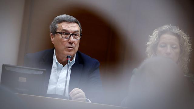 El conseller de Sanidad, Marciano Gómez, este lunes en las Cortes Valencianas