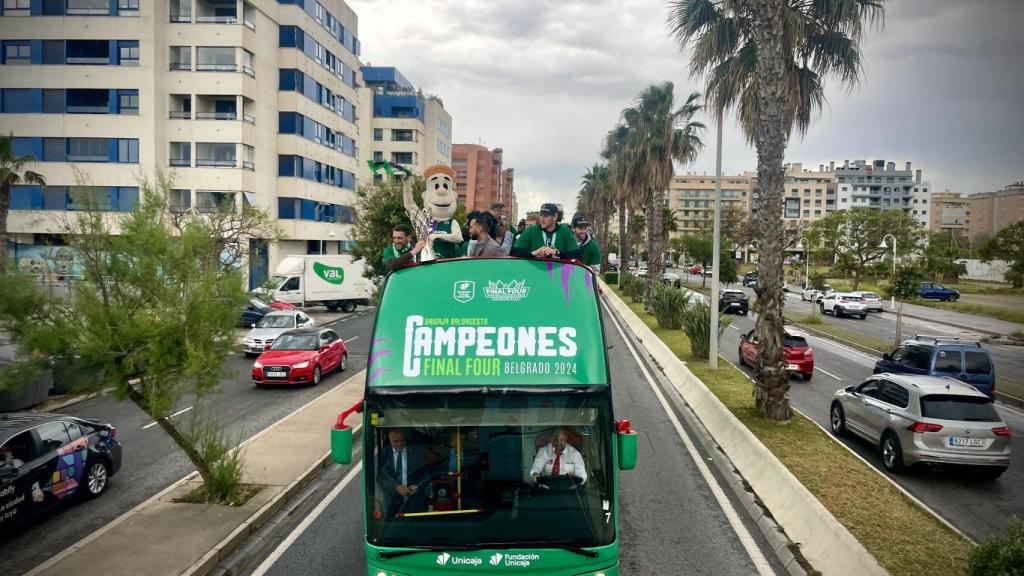 Los campeones saludan.