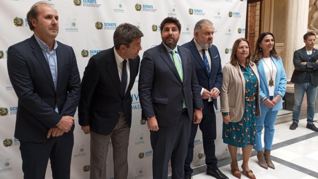 Posado de familia antes del inicio del acto del 45 aniversario del Trasvase Tajo-Segura en el Casino de Murcia.