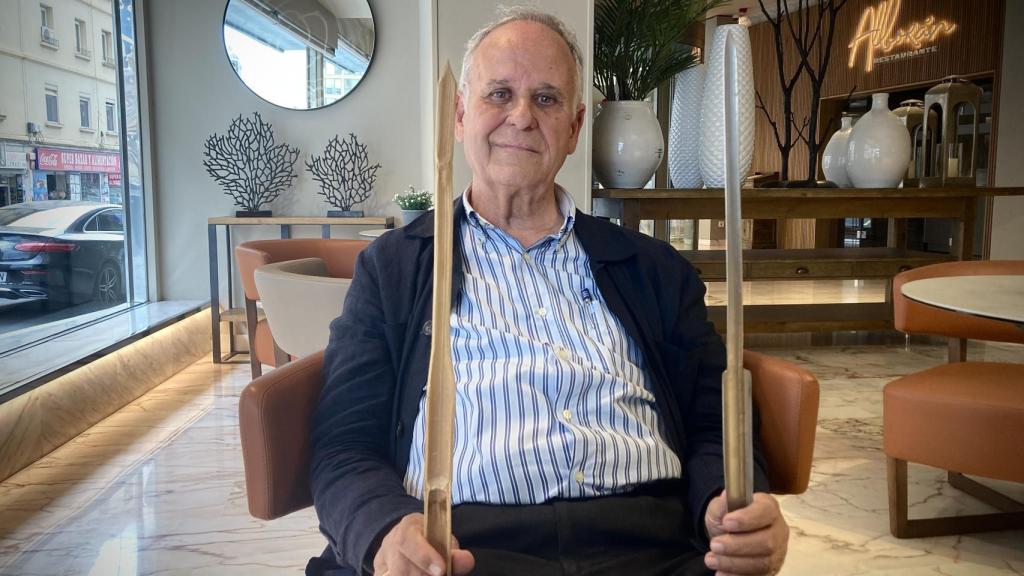 Jesús Moreno posa con una caña y el metal que se usa para hacer espetos.