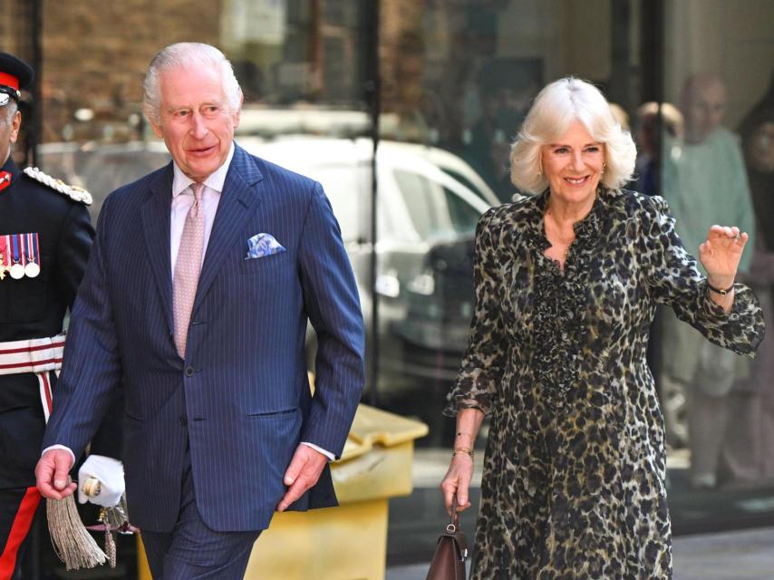Carlos III y Camila, minutos antes de entrar en el centro.