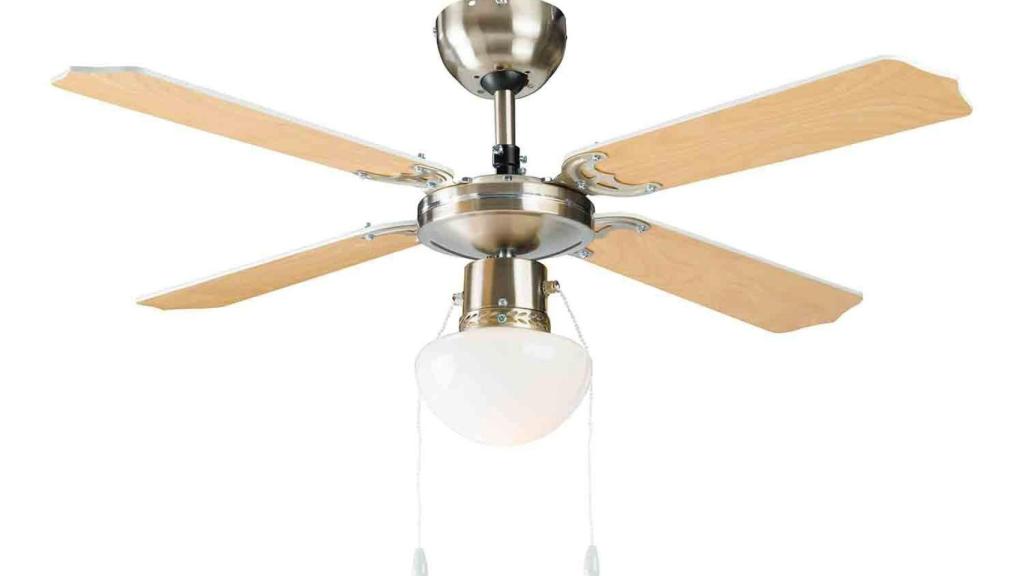 Ventilador de techo con lámpara.