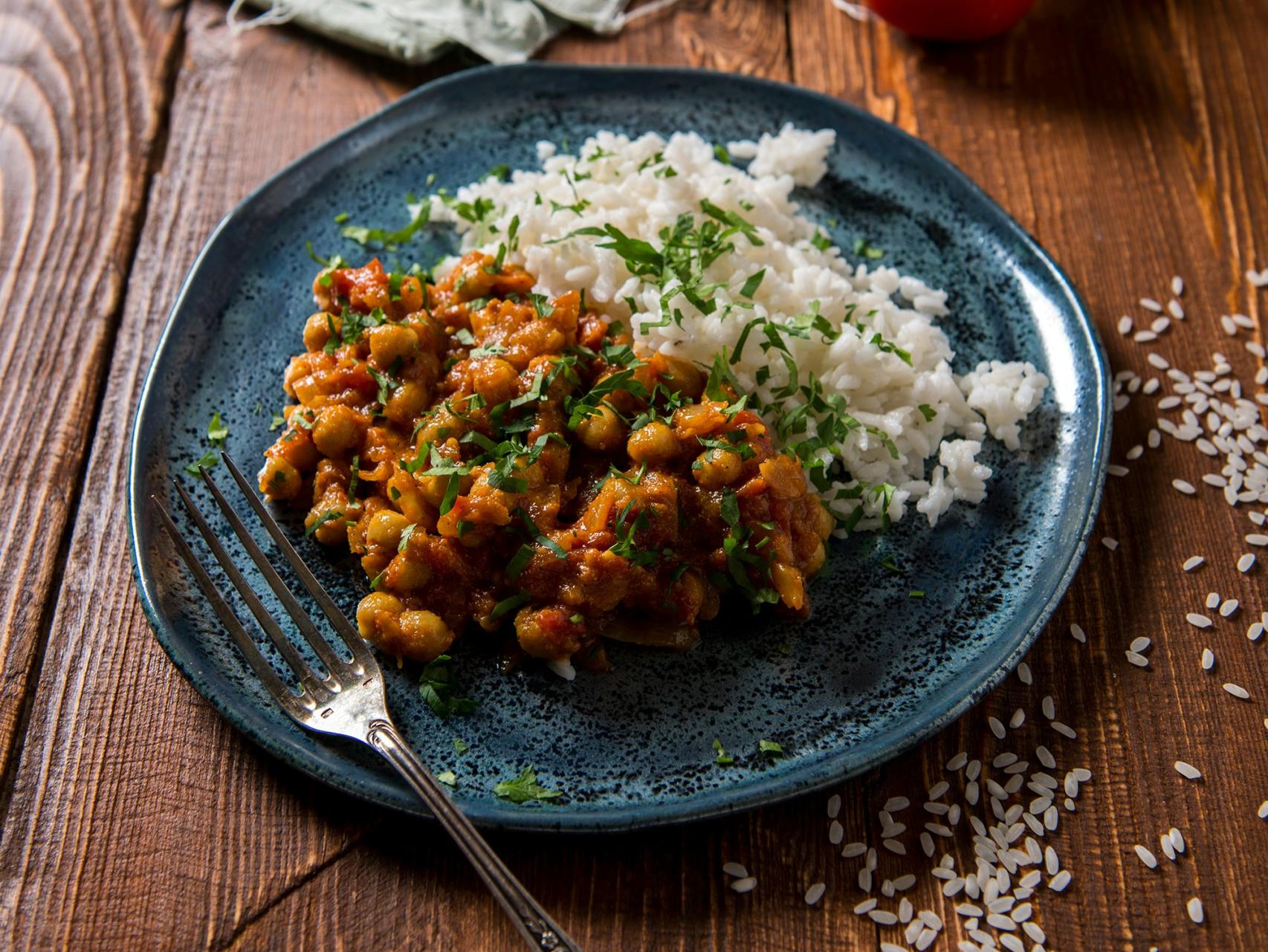 Plato con garbanzos y arroz.