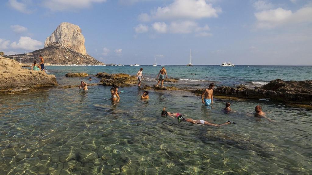 Los bañistas disfrutan de un día de playa en el yacimiento arqueológico.