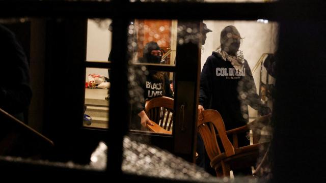 Un grupo de manifestantes antiisraelíes, atrincherado en la Universidad de Columbia.