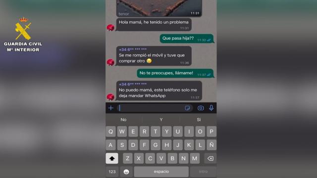 Varios jóvenes utilizando sus teléfonos móviles.