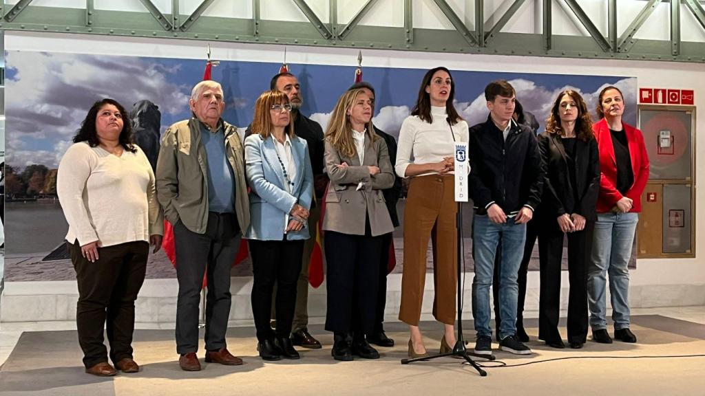 La líder de Más Madrid en Cibeles, Rita Maestre, arropada por sus concejales tras ser expulsada del pleno.