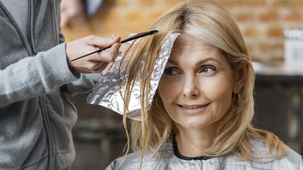 Mujer tiñéndose el pelo.