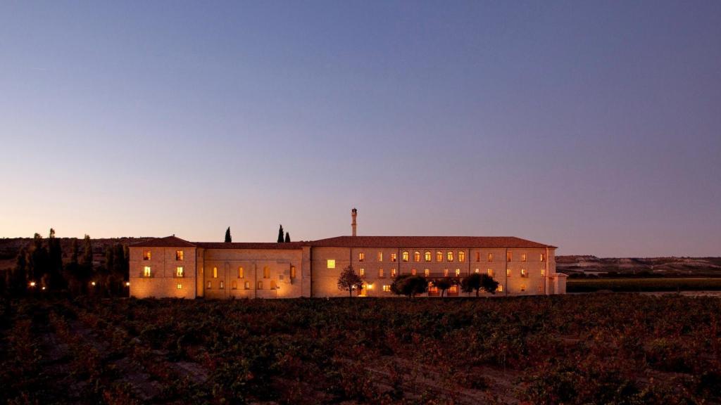La fachada del hotel iluminada por la noche