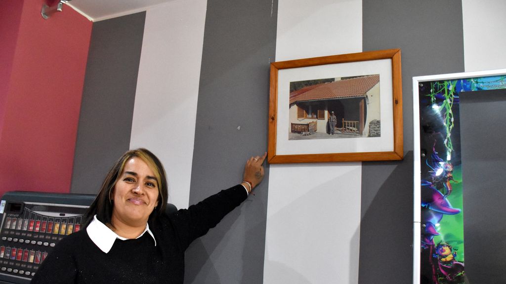 Lia posa con la fotografía de su abuelo, en la casa de Cerezal de Sanabria