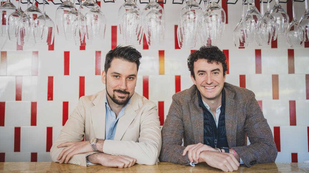 Los creadores de Salvist en la barra de su última apertura.
