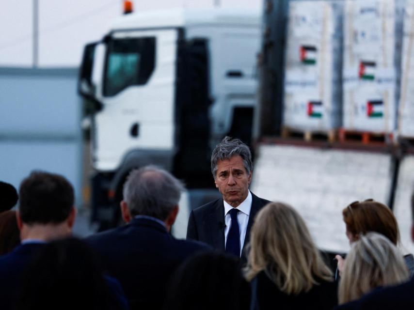Antony Blinken, secretario de Estado de EEUU, con un camión de ayuda humanitaria de fondo.