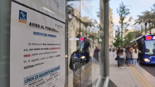 Un autobús urbano frente al Ayuntamiento de Alicante.