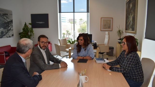 La concejala de Turismo, Ana Poquet, y el presidente del Colegio Oficial de Arquitectura Técnica de Alicante, Carlos Casas.