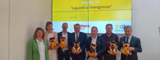 Representantes de la Diputación de Alicante con el peluche.