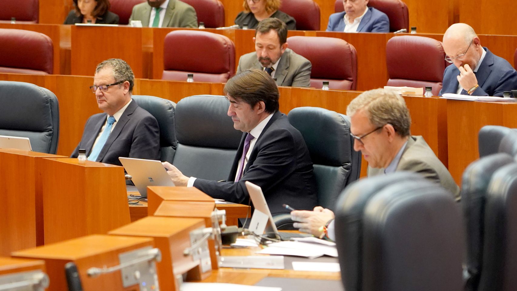 Los consejeros de Industria, Mariano Veganzones, de Medio Ambiente, Juan Carlos Suárez-Quiñones, y de Agricultura, Gerardo Dueñas, durante el pleno de las Cortes de este martes.