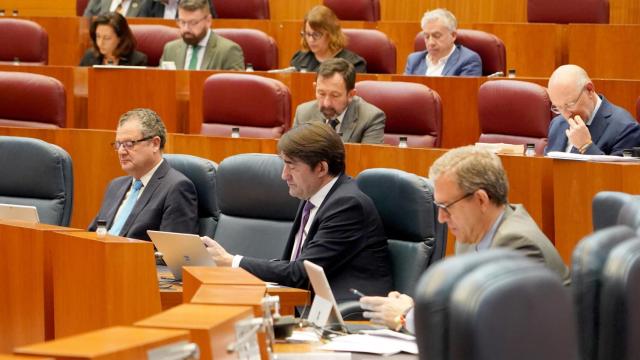 Los consejeros de Industria, Mariano Veganzones, de Medio Ambiente, Juan Carlos Suárez-Quiñones, y de Agricultura, Gerardo Dueñas, durante el pleno de las Cortes de este martes.