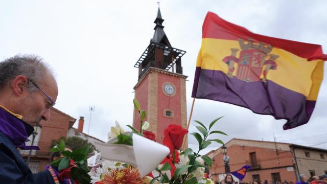 Bandera de la Segunda República en la fiesta de Villalar de los Comuneros