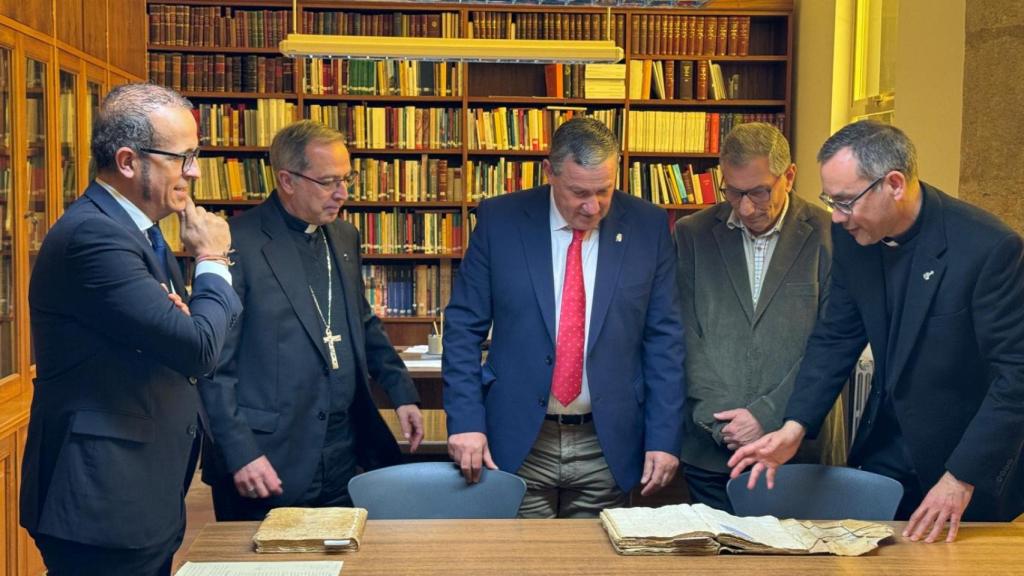 Javier Faúndez en el archivo diocesano junto al obispo, Fernando Varela